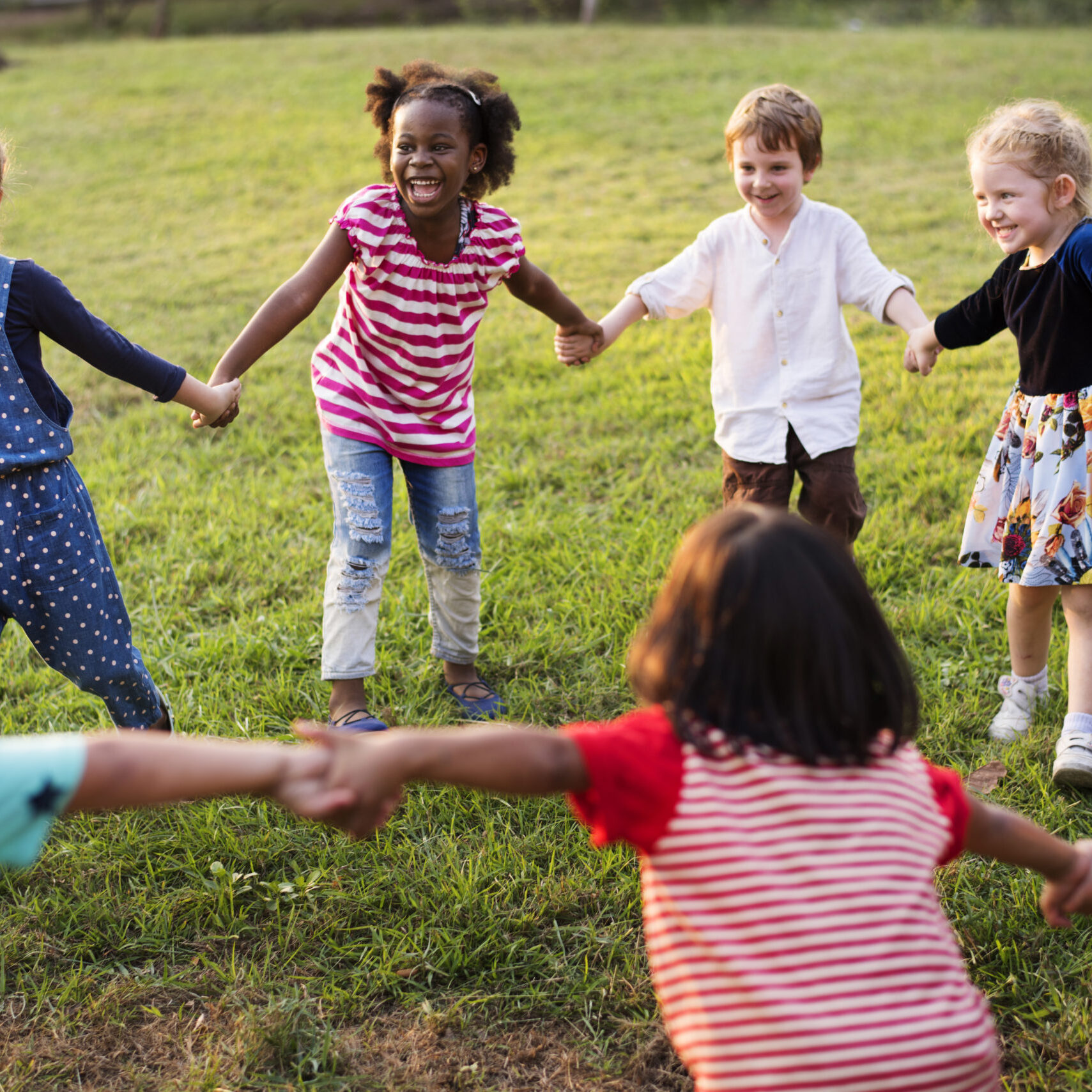 Kinder spielen im Kreis